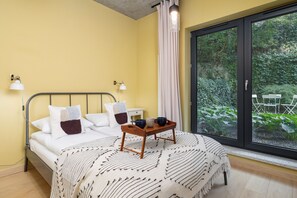 1 bedroom, desk, laptop workspace, bed sheets - Brick House Apartment Cracow by Renters (Kraków)