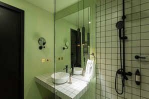 Shower, free toiletries, hair dryer, bathrobes - Castor & Pollux Hotel (Tbilisi)