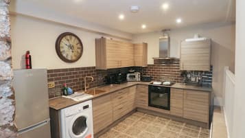 Cottage | Private kitchen | Fridge, dishwasher, electric kettle, toaster