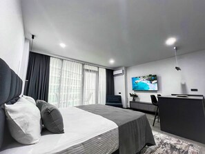 1 bedroom, desk, iron/ironing board, free WiFi - Stylish apartment 20 metres from sea, Batumi View (Batumi)