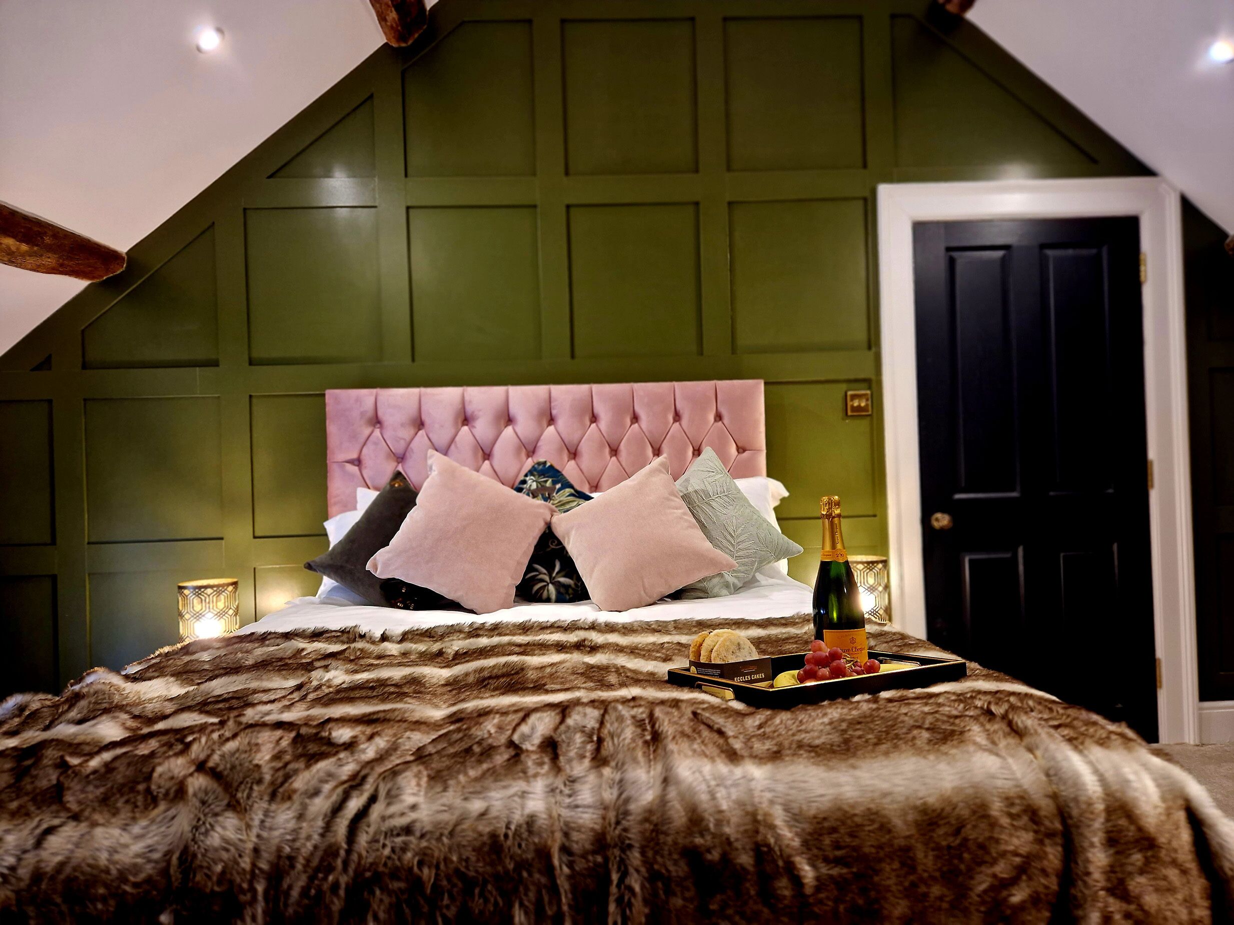 2 間睡房、獨特設計、獨特裝修、書桌