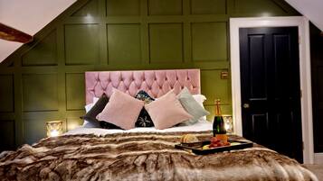 2 間睡房、獨特設計、獨特裝修、書桌