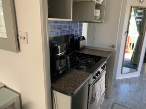 Chalet | Yksityinen keittiö | Jääkaappi, mikroaaltouuni, uuni, liesi