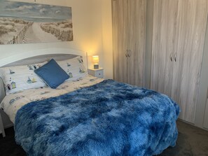 Chalet | 2 bedrooms, iron/ironing board, free WiFi, bed sheets - Immaculate 2-bed Caravan in Clacton-on-sea (Clacton-on-Sea)