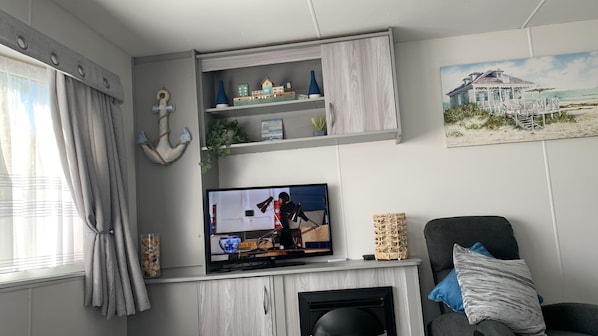 Chalet | Living area - Immaculate 2-bed Caravan in Clacton-on-sea (Clacton-on-Sea)