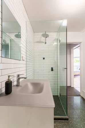 Hair dryer, towels, soap, toilet paper - High up on Buderim with Ocean View (Buderim)