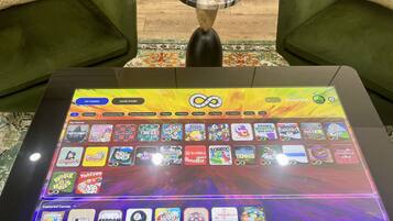 Une tablette affichant l’interface d’un magasin de jeux vidéo, avec différents jeux et leurs prix.