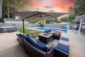 A heated pool - Central location | Hot Tub | Heated Pool | Digital Game Table (Normal)