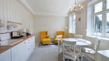 Habitación individual, vistas al complejo turístico | Cocina compartida | Nevera en la zona común