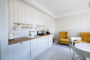 Single Room, Resort View | Shared kitchen facilities | Fridge - Hotel Velling Koller (Bryrup)