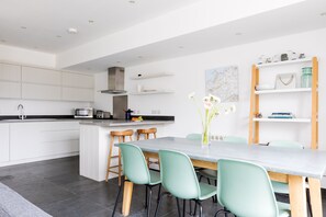 Fridge, dishwasher, electric kettle, toaster - The Beach House (Wadebridge)