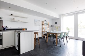 Fridge, dishwasher, electric kettle, toaster - The Beach House (Wadebridge)