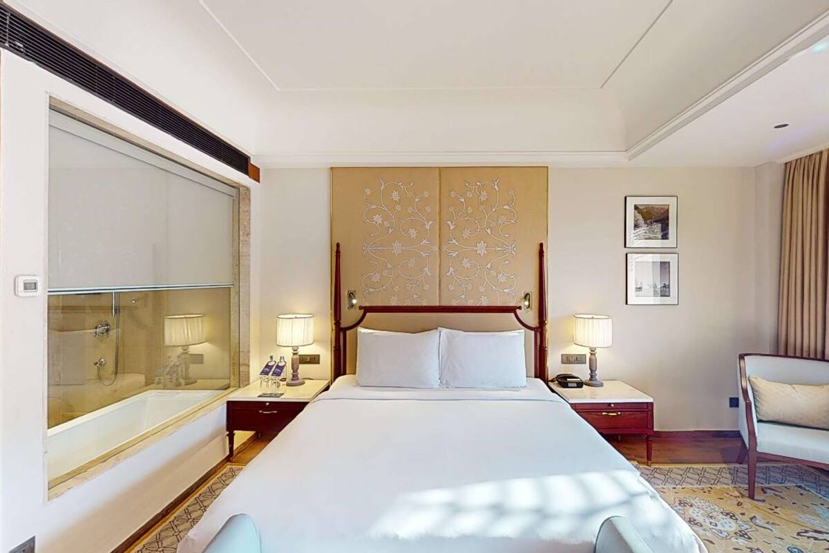 Phòng Executive, ban công (Collection) | Minibar, két bảo mật tại phòng, bàn