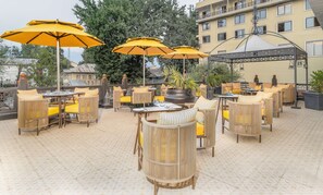 Outdoor dining - Radisson Collection Hotel & Spa, Riverfront Srinagar (Srinagar)