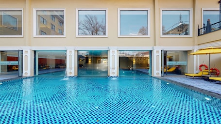 Una piscina techada, una piscina al aire libre