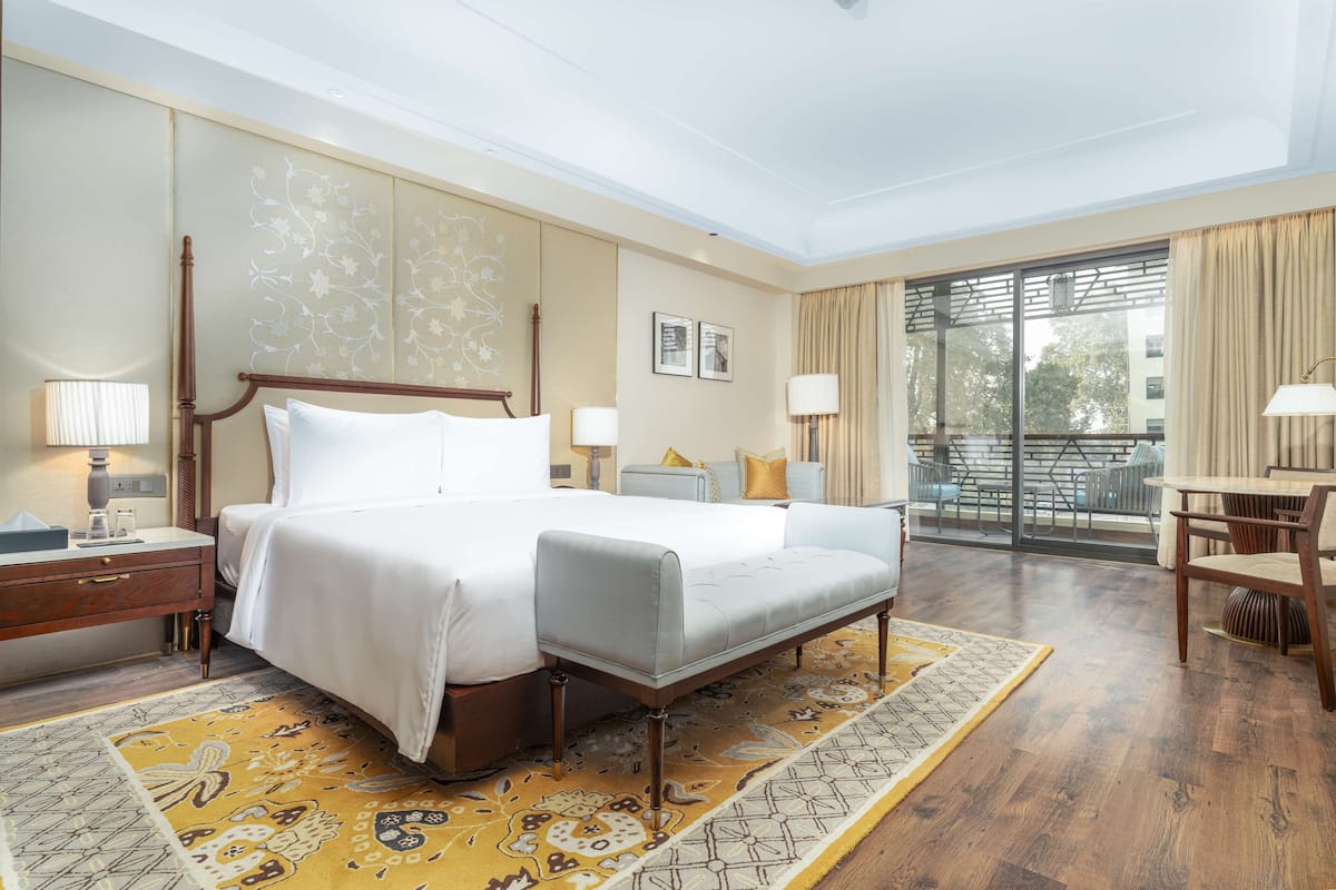 Minibar, caja de seguridad en la habitación y escritorio