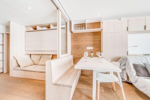 Interior - 10m from resort center, 7th floor, view lake, balcony, tv, ski locker, 28m², Tignes (Tignes)