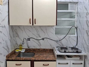 Kylskåp, mikrovågsugn, spishäll och vattenkokare