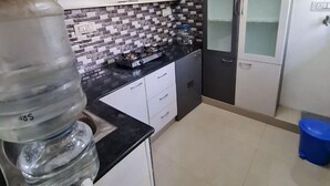 ثلاجة، موقد طهي مسطح، جهاز طهي للأرز، مستلزمات طهي/أطباق/أوعية