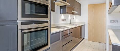 Huoneisto | Yksityinen keittiö | Jääkaappi, mikroaaltouuni, uuni, liesi