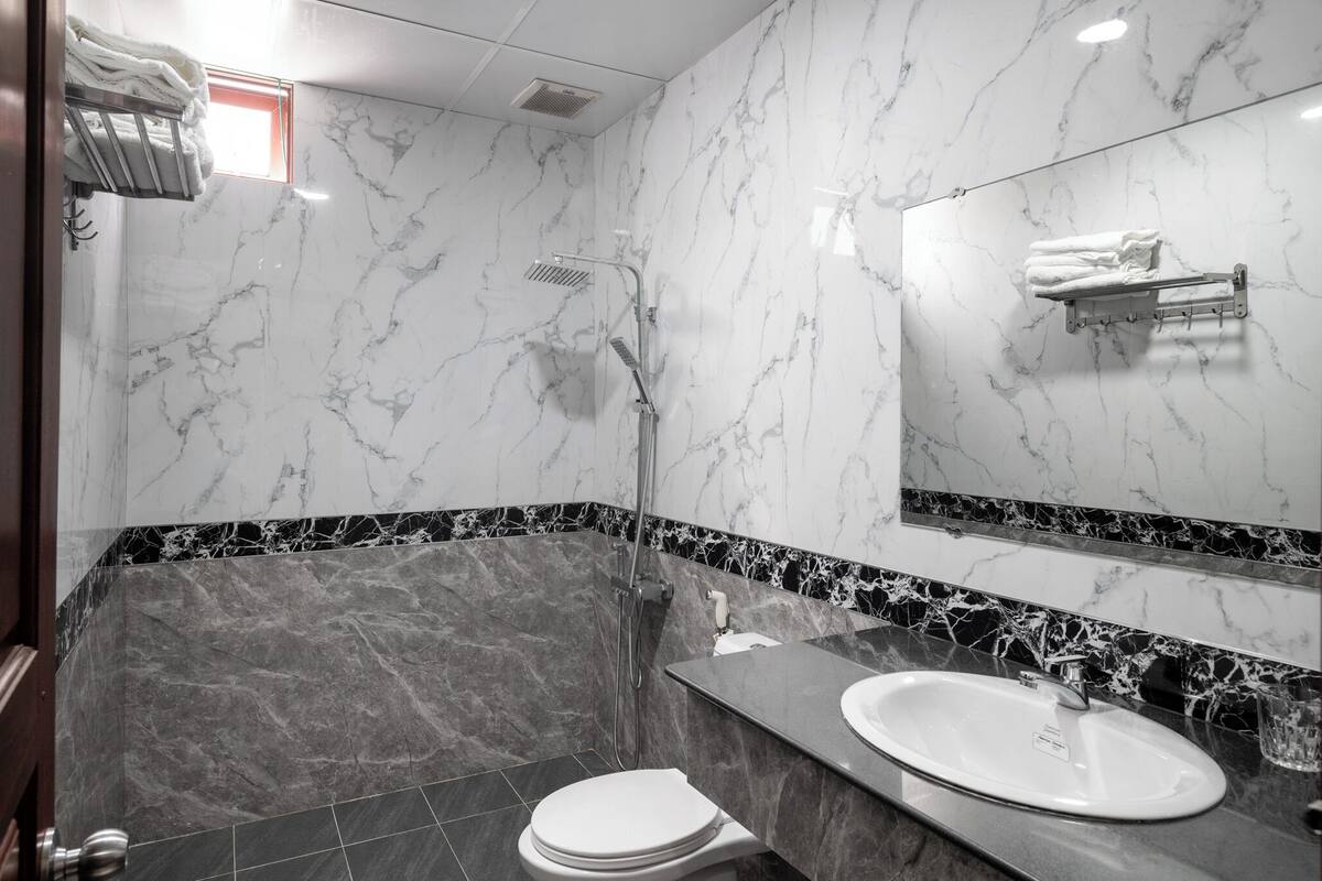 Douche, douche cascade, articles de toilette (gratuits), pantoufles