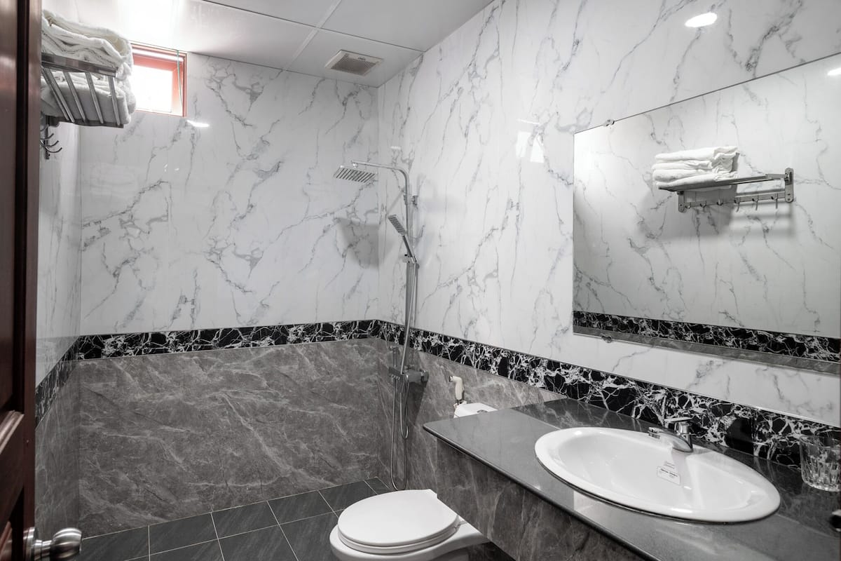 Shower, rainfall showerhead, free toiletries, slippers