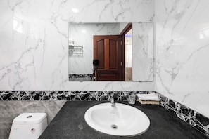 Douche, douche à « effet pluie », articles de toilette gratuits