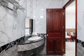 Shower, rainfall showerhead, free toiletries, slippers