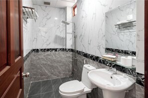 Shower, rainfall showerhead, free toiletries, slippers