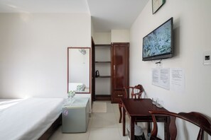 低刺激性寝具、低反発ベッド、ミニバー、客室ごとに異なる装飾