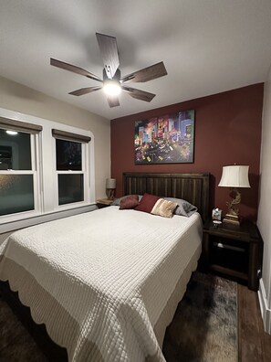 3 bedrooms, iron/ironing board, WiFi, bed sheets - Stadium Stays #9 Downtown INDY,  5 minute walk to Lucas Oil Stadium Free Parking (Indianapolis)