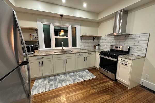 Complete kitchen with everything you need to to bring out the chef in you.