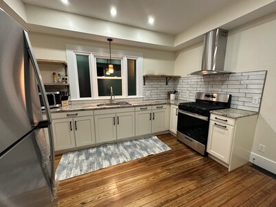 Stadium Stays #9 Downtown INDY,  5 minute walk to Lucas Oil Stadium Free Parking