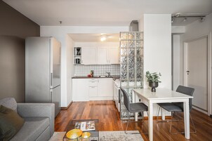 Perushuoneisto, 1 keskisuuri parisänky ja vuodesohva, tupakointi kielletty | Yksityinen keittiö | Jääkaappi, astianpesukone, vedenkeitin