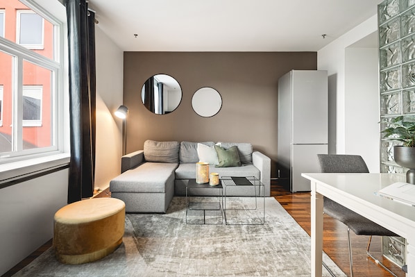 Departamento básico, 1 cama Queen size y sofá cama, para no fumadores | Área de sala de estar | Smart TV de 50 pulgadas con canales por cable y piso con calefacción 