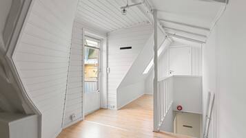 Departamento urbano | Área de sala de estar | Smart TV de 50 pulgadas con canales por cable y piso con calefacción