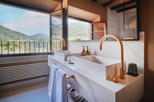 Junior Suite Mountain View | Bathroom | Designer toiletries, hair dryer, bathrobes, slippers