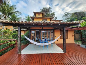Outdoor dining - Maison Bardot Forno Vista Mar para 7 em condomínio com piscina em frente a praia (Village de Búzios Armação dos Búzios)