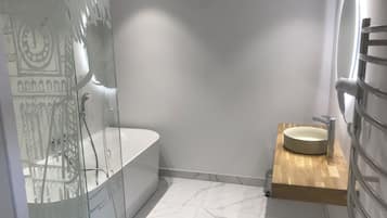 Een haardroger, handdoeken, zeep, toiletpapier