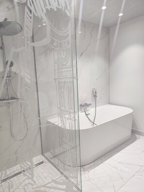 Sèche-cheveux, serviettes fournies, savon, papier toilette