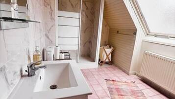 Douche, serviettes fournies