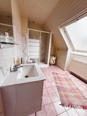 Shower, towels
