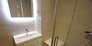 Bathroom - 100m from resort center, 6th floor, view mountain, balcony, tv, ski locker, 80m², Tignes (Tignes)