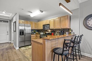Fridge, microwave, oven, stovetop - 🏔️ River Overlook | River + Mountain Views, 4 Miles to Dollywood 🎢 (Sevierville)