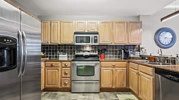 Lemari es, microwave, oven, dan kompor