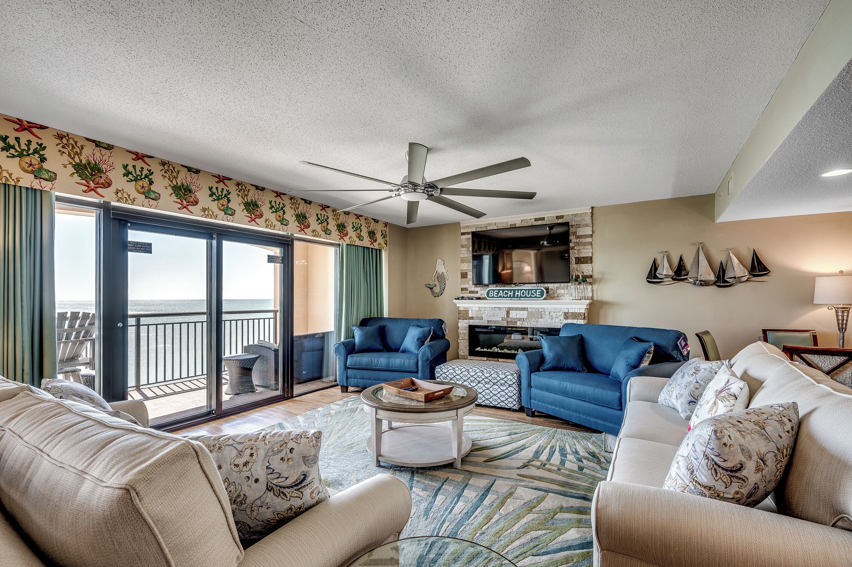 Smart-TV, peis, DVD-spiller og stereoanlegg