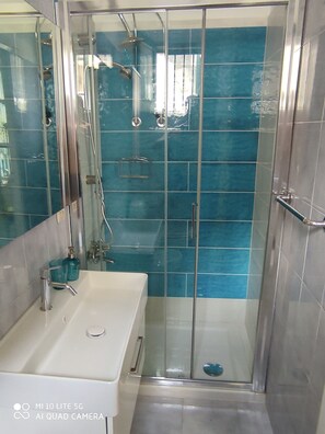 Een douche, een haardroger, een bidet, handdoeken