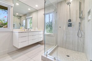 Ensemble douche/baignoire, sèche-cheveux, serviettes fournies, savon