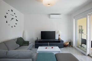 Fernseher, Kamin, Tischfußball