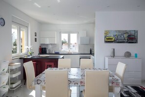 Kühlschrank, Mikrowelle, Ofen, Geschirrspüler